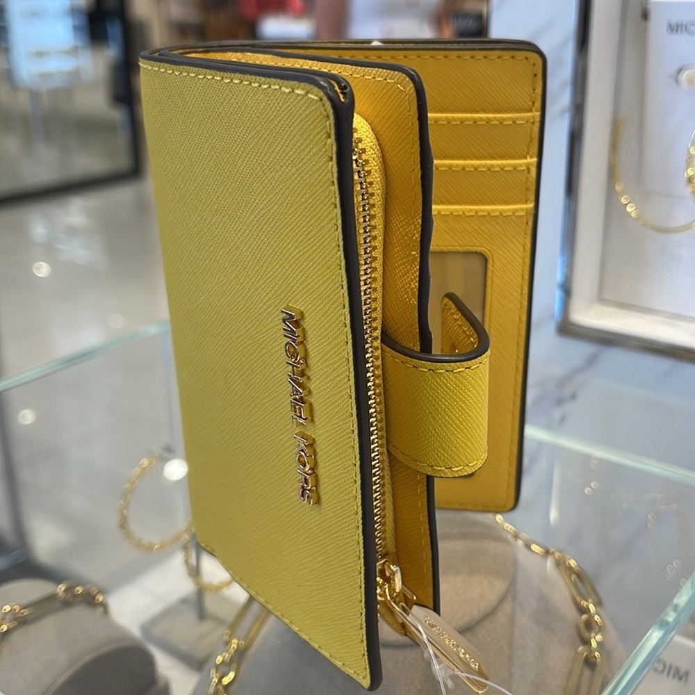 Michael Kors Medium Crossgrain Leather Wallet
COLOR GOLDEN YELLOW
NWT - Picture 9 of 16